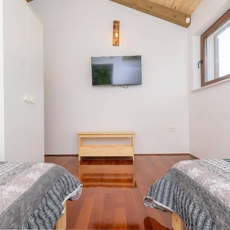 Villa David - Luxurious Secluded Villa With A Heated Pool Butkovici  ภายนอก รูปภาพ
