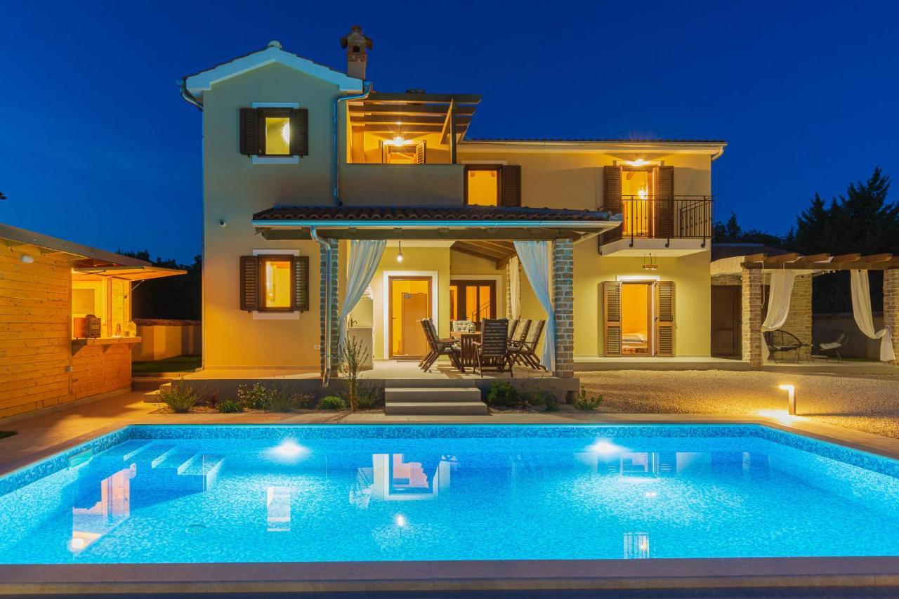 Villa David - Luxurious Secluded Villa With A Heated Pool Butkovici  ภายนอก รูปภาพ