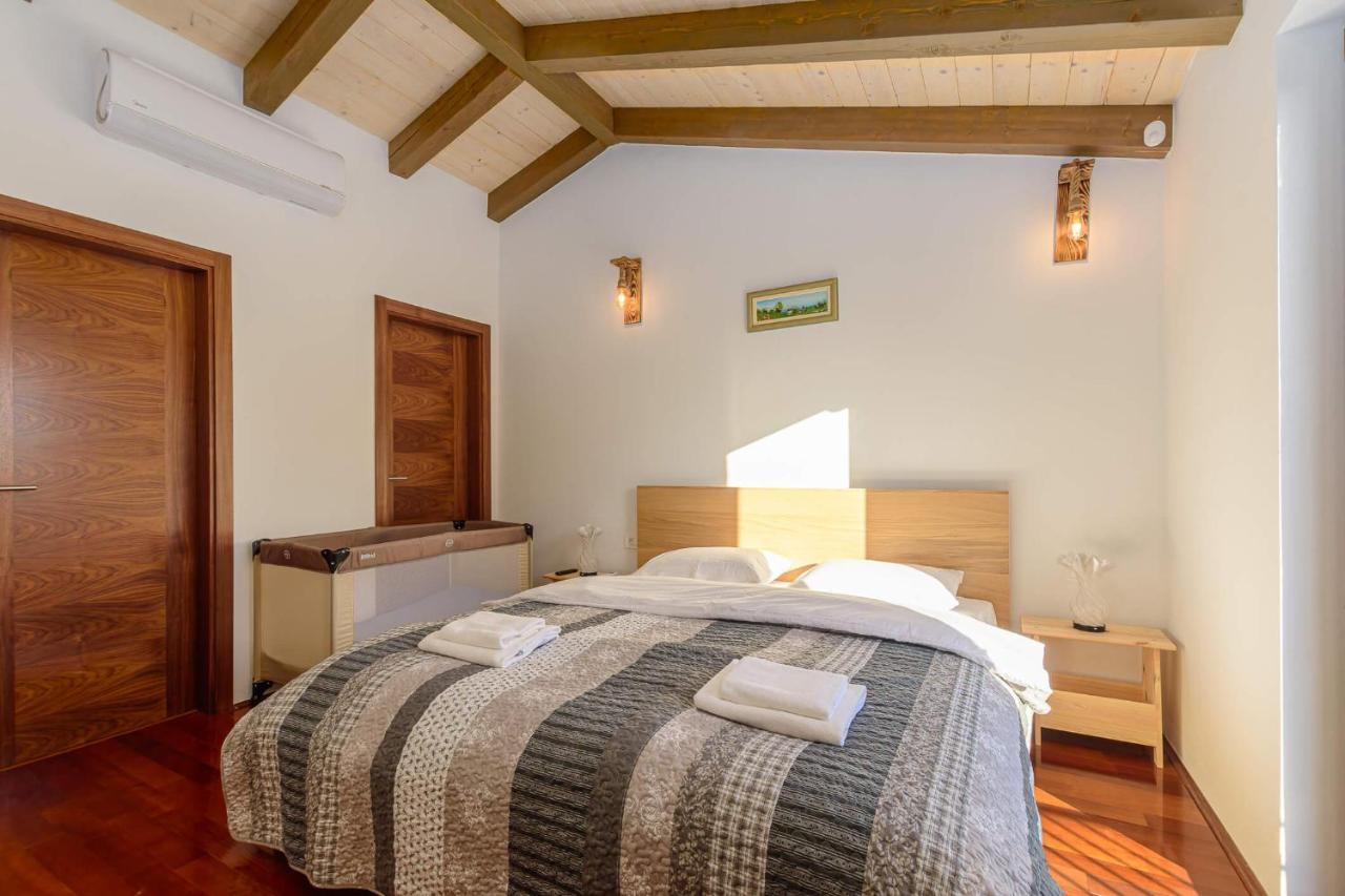 Villa David - Luxurious Secluded Villa With A Heated Pool Butkovici  ภายนอก รูปภาพ