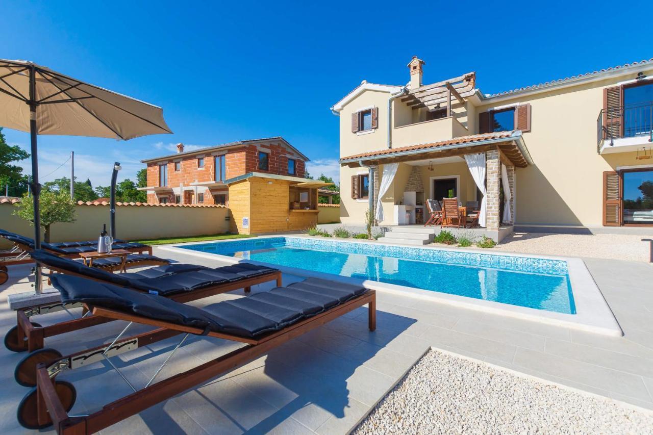 Villa David - Luxurious Secluded Villa With A Heated Pool Butkovici  ภายนอก รูปภาพ