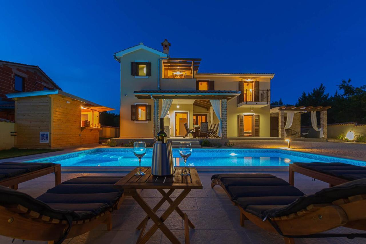 Villa David - Luxurious Secluded Villa With A Heated Pool Butkovici  ภายนอก รูปภาพ