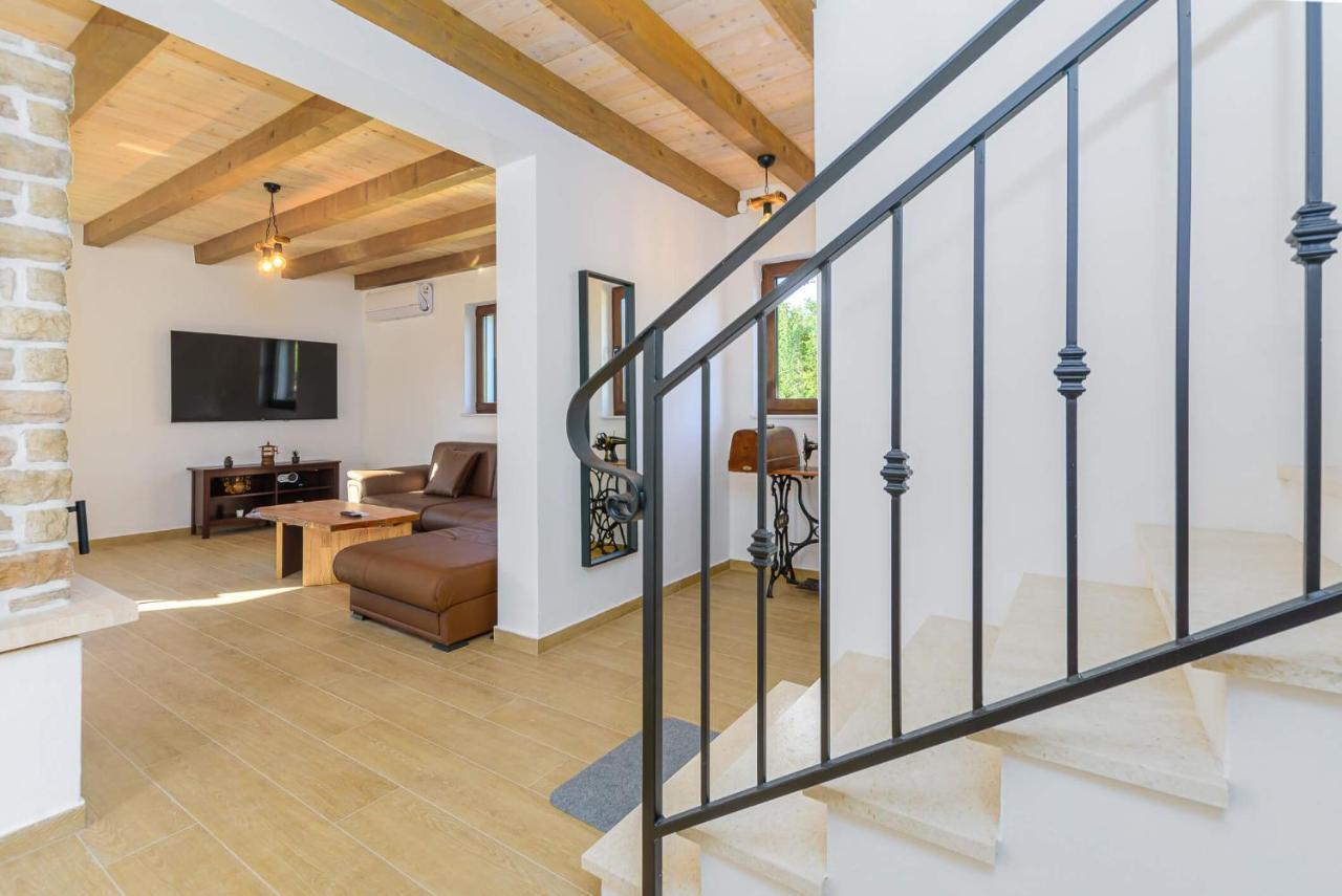Villa David - Luxurious Secluded Villa With A Heated Pool Butkovici  ภายนอก รูปภาพ