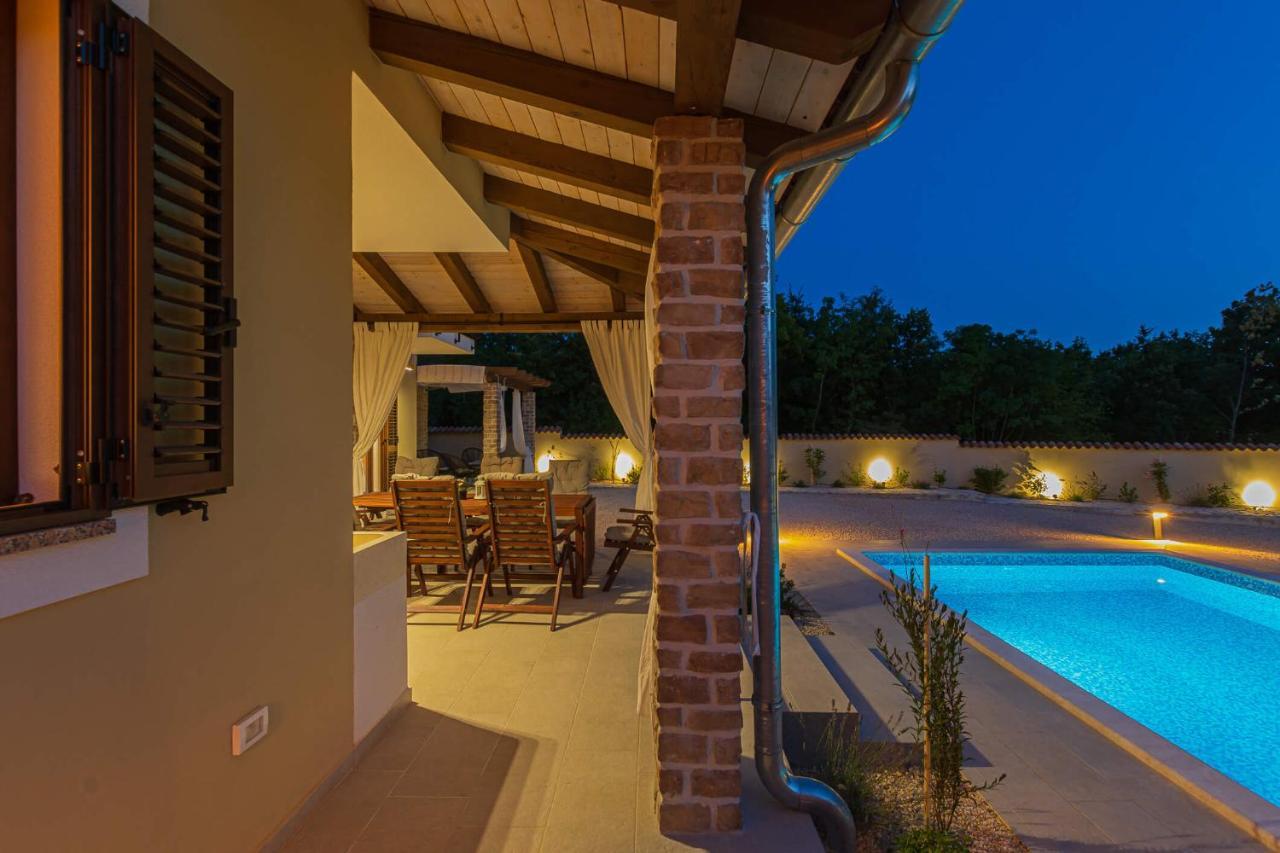 Villa David - Luxurious Secluded Villa With A Heated Pool Butkovici  ภายนอก รูปภาพ