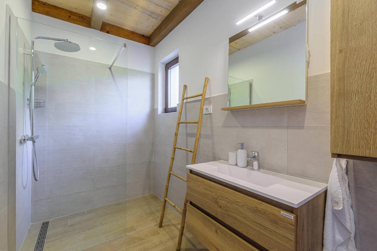 Villa David - Luxurious Secluded Villa With A Heated Pool Butkovici  ภายนอก รูปภาพ