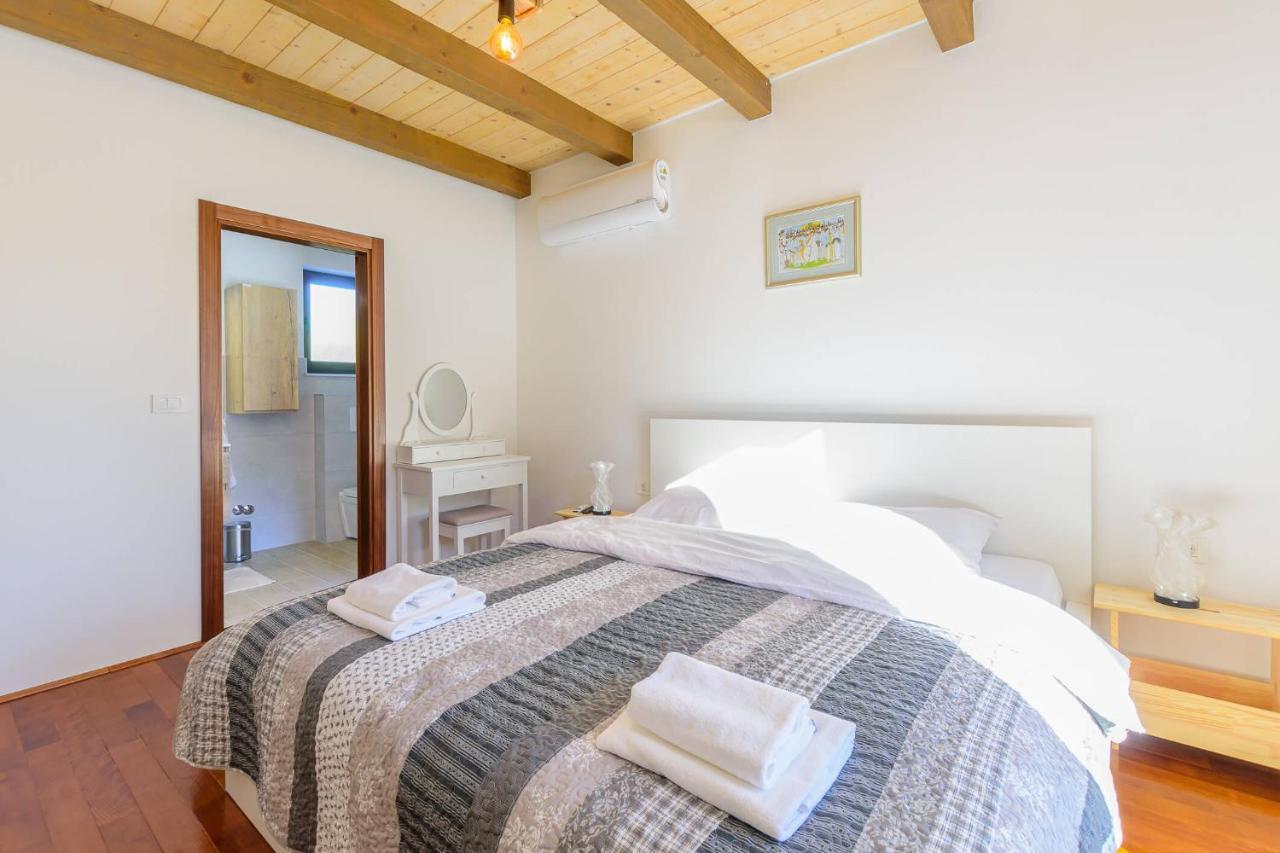 Villa David - Luxurious Secluded Villa With A Heated Pool Butkovici  ภายนอก รูปภาพ