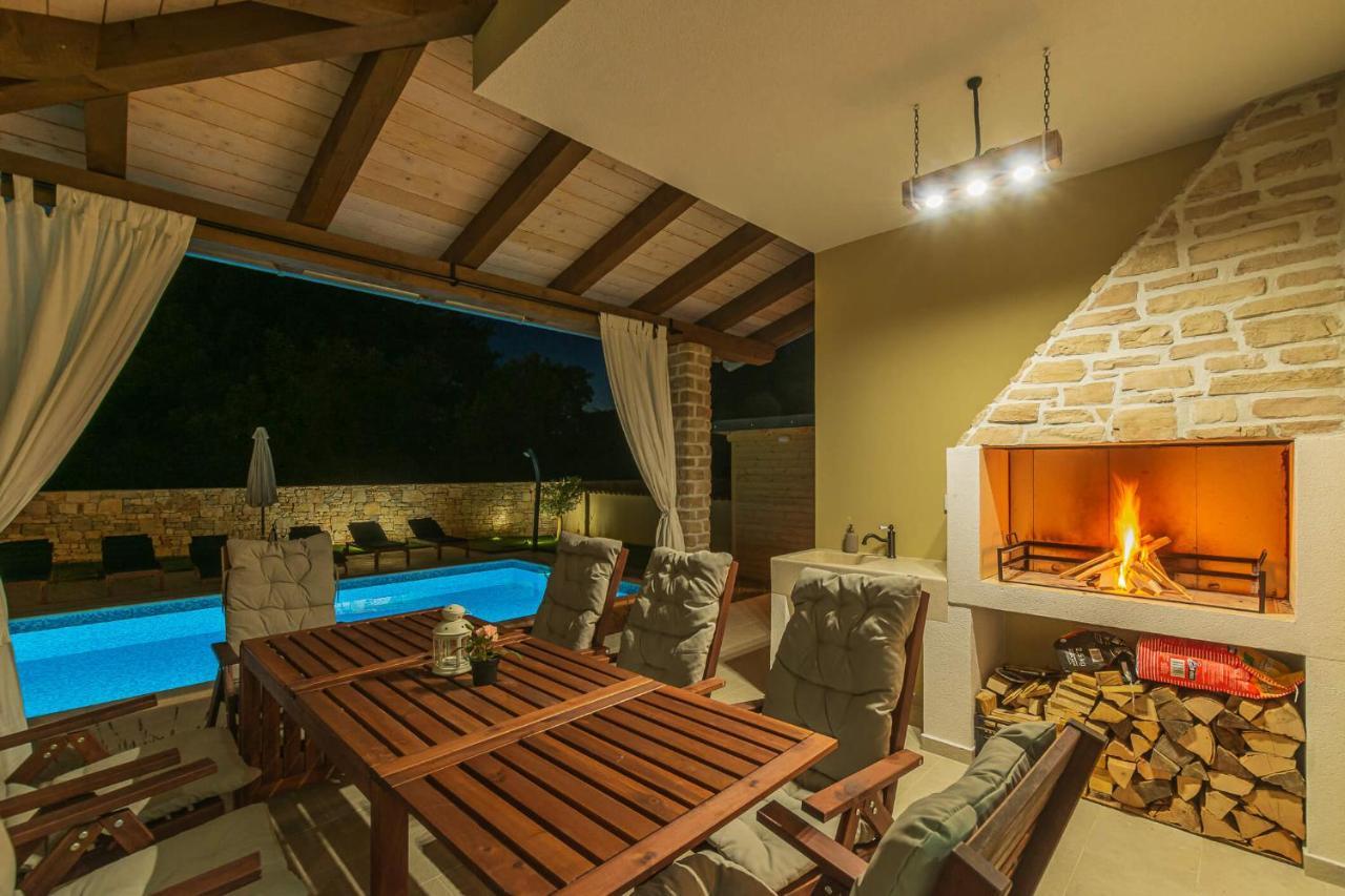Villa David - Luxurious Secluded Villa With A Heated Pool Butkovici  ภายนอก รูปภาพ