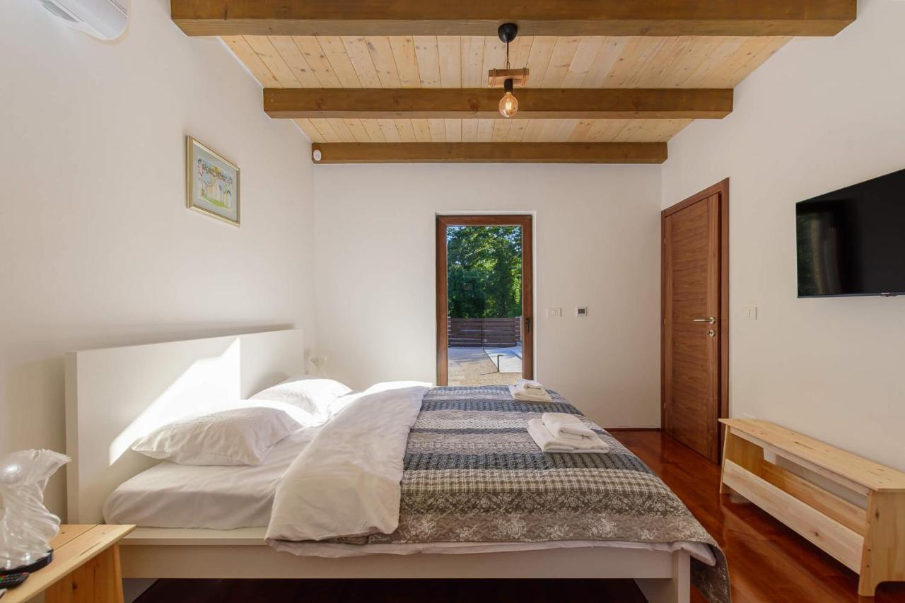 Villa David - Luxurious Secluded Villa With A Heated Pool Butkovici  ภายนอก รูปภาพ